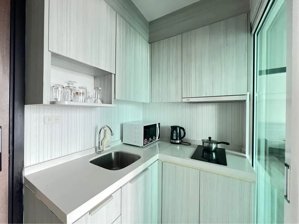 ให้เช่าคอนโด The Prio Condo Chiang Mai  คอนโดทำเลศักยภาพ บริเวณแยกเซ็นทรัลแอร์พอร์ตพลาซ่า เชียงใหม่ เดินทางสะดวก ห่างจากสนามบินนานาชาติเชียงใหม่เพียง 3 นาที ใกล้ศูนย์การค้า ร้านอาหาร และสิ่งอำนวยความสะดวกครบครัน พร้อมเฟอร์นิเจอร์และเครื่องใช้ไฟฟ้าครบ เข้าอยู่ได้ทันที — Photo 8
