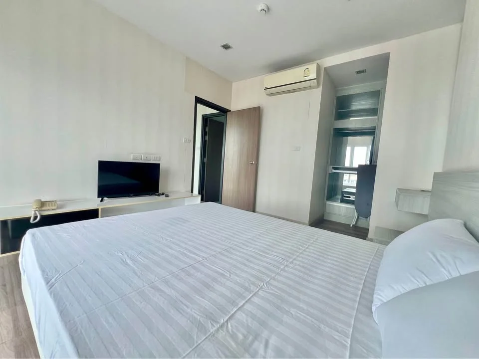 ให้เช่าคอนโด The Prio Condo Chiang Mai  คอนโดทำเลศักยภาพ บริเวณแยกเซ็นทรัลแอร์พอร์ตพลาซ่า เชียงใหม่ เดินทางสะดวก ห่างจากสนามบินนานาชาติเชียงใหม่เพียง 3 นาที ใกล้ศูนย์การค้า ร้านอาหาร และสิ่งอำนวยความสะดวกครบครัน พร้อมเฟอร์นิเจอร์และเครื่องใช้ไฟฟ้าครบ เข้าอยู่ได้ทันที — Photo 5