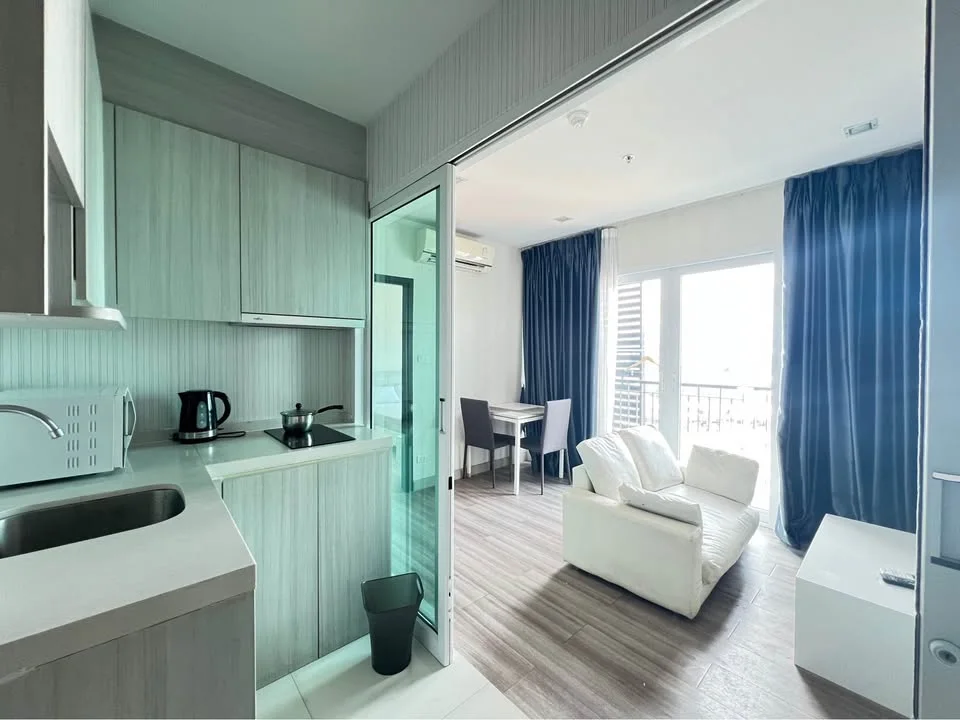 ให้เช่าคอนโด The Prio Condo Chiang Mai  คอนโดทำเลศักยภาพ บริเวณแยกเซ็นทรัลแอร์พอร์ตพลาซ่า เชียงใหม่ เดินทางสะดวก ห่างจากสนามบินนานาชาติเชียงใหม่เพียง 3 นาที ใกล้ศูนย์การค้า ร้านอาหาร และสิ่งอำนวยความสะดวกครบครัน พร้อมเฟอร์นิเจอร์และเครื่องใช้ไฟฟ้าครบ เข้าอยู่ได้ทันที — Photo 7