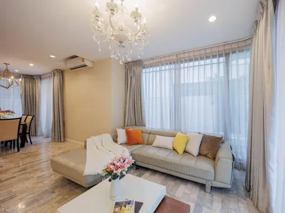ห้องนั่งเล่นของคอนโด 3 ห้องนอนที่ The Pillow 142 เชียงใหม่