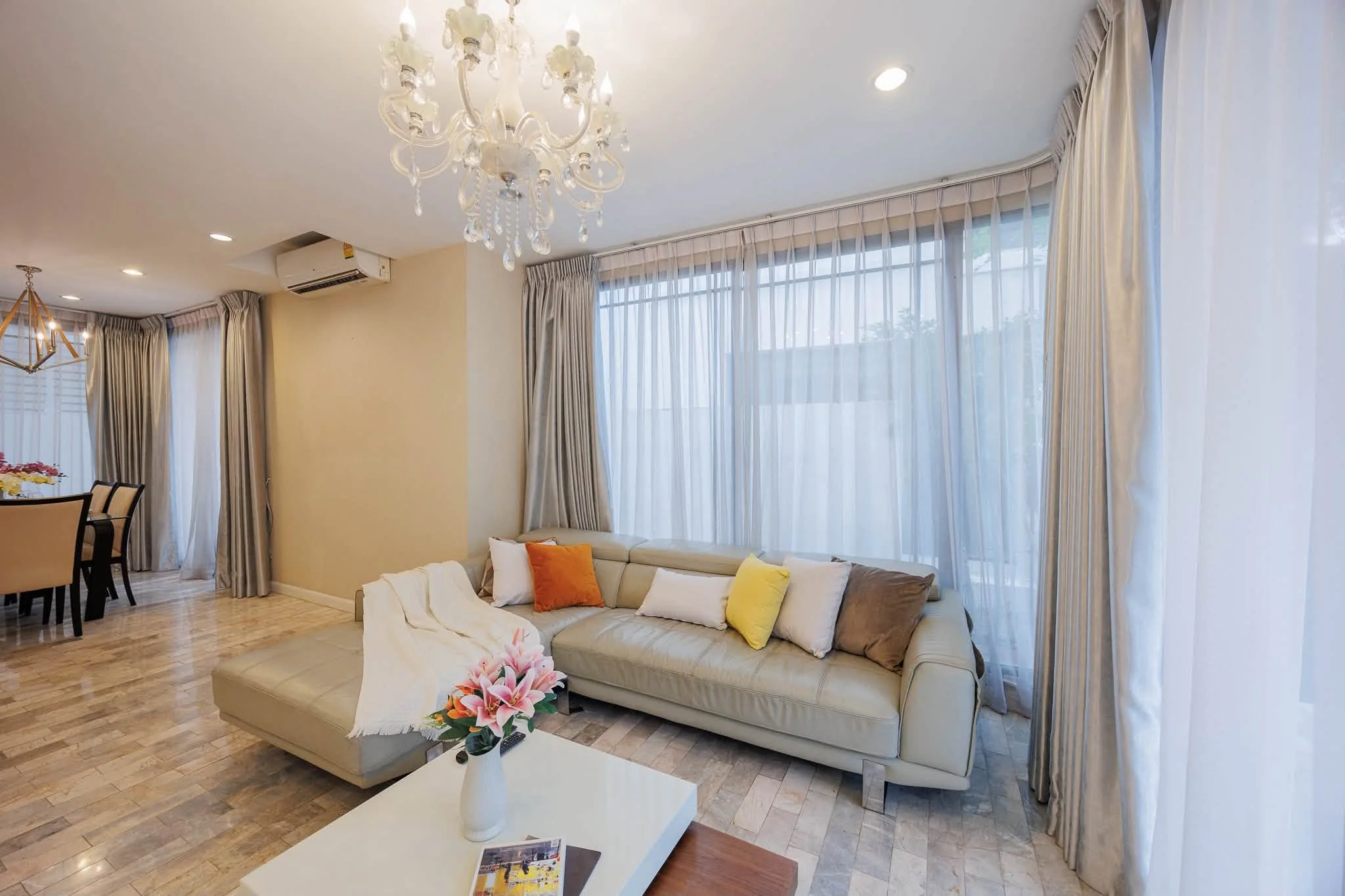 ห้องนั่งเล่นของคอนโด 3 ห้องนอนที่ The Pillow 142 เชียงใหม่